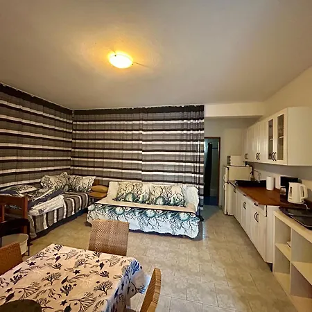 Island Apartments, Terrace Retreat Vir